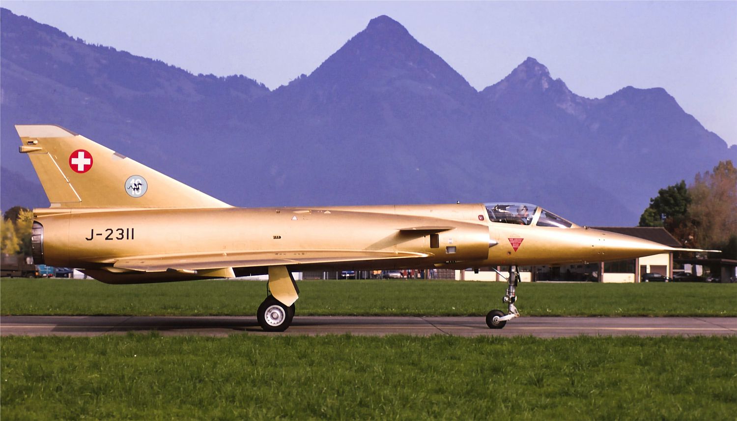 Per celebrare i 30 anni di attività dei Mirage IIIS in Svizzera con la Squadra di Sorveglianza (Uberwachungsgeschwader), lo J-2311 ricevette nell'Ottobre 1999 una splendente colorazione dorata. (Buochs, Ott. 1999) Mirage IIIS J-2311 s/c
