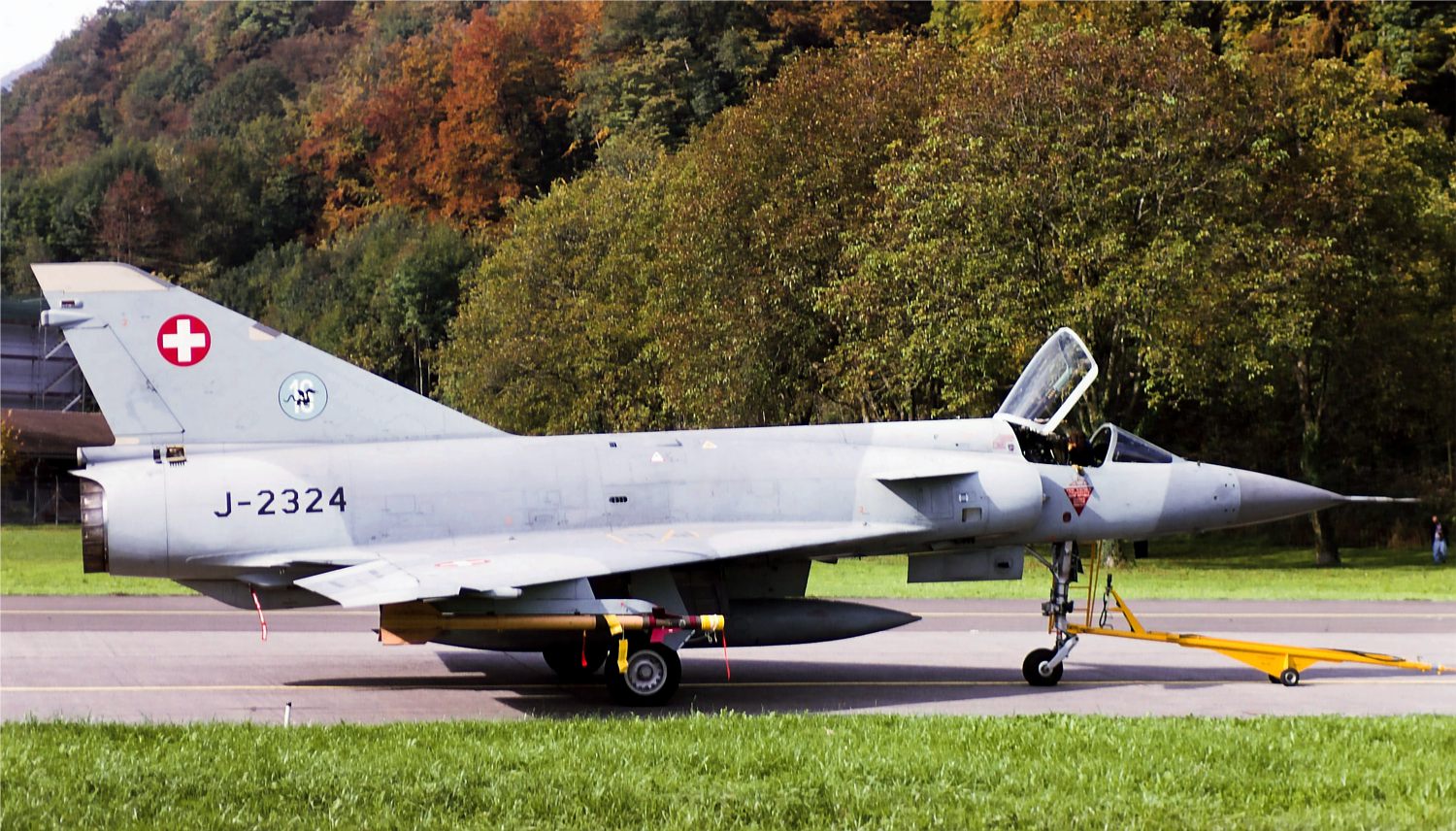 Al rientro da una missione d'addestramento durante la ultima WK (Corso di Ripetizione) a Buochs, lo J-2324 attende di essere trainato in caverna. Mirage IIIS J-2324