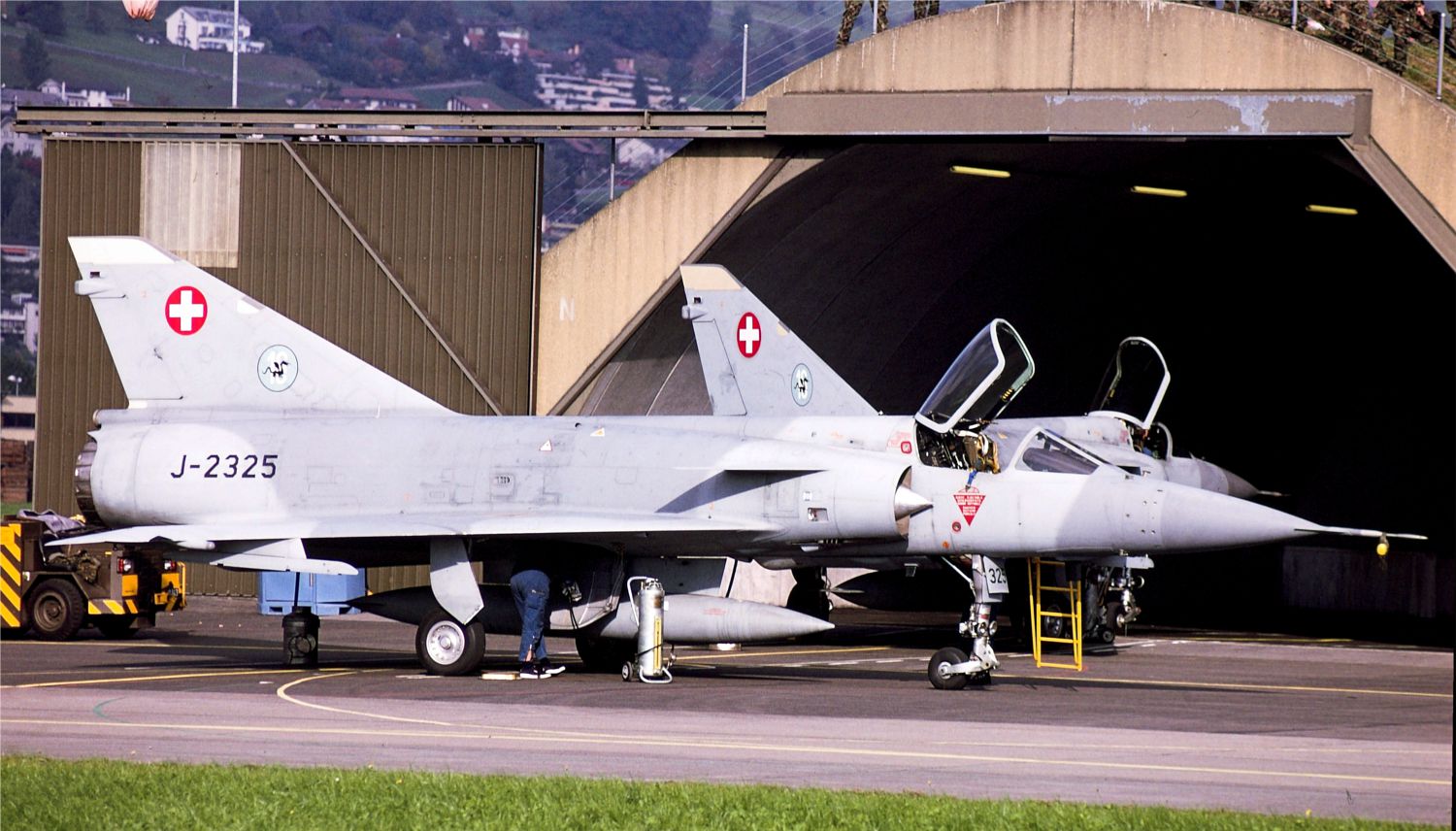 L'esemplare J-2325 ripreso sulla base di Buochs durante uno dei Corsi di Ripetizione annuali della Milizia. Mirage IIIS J-2325
