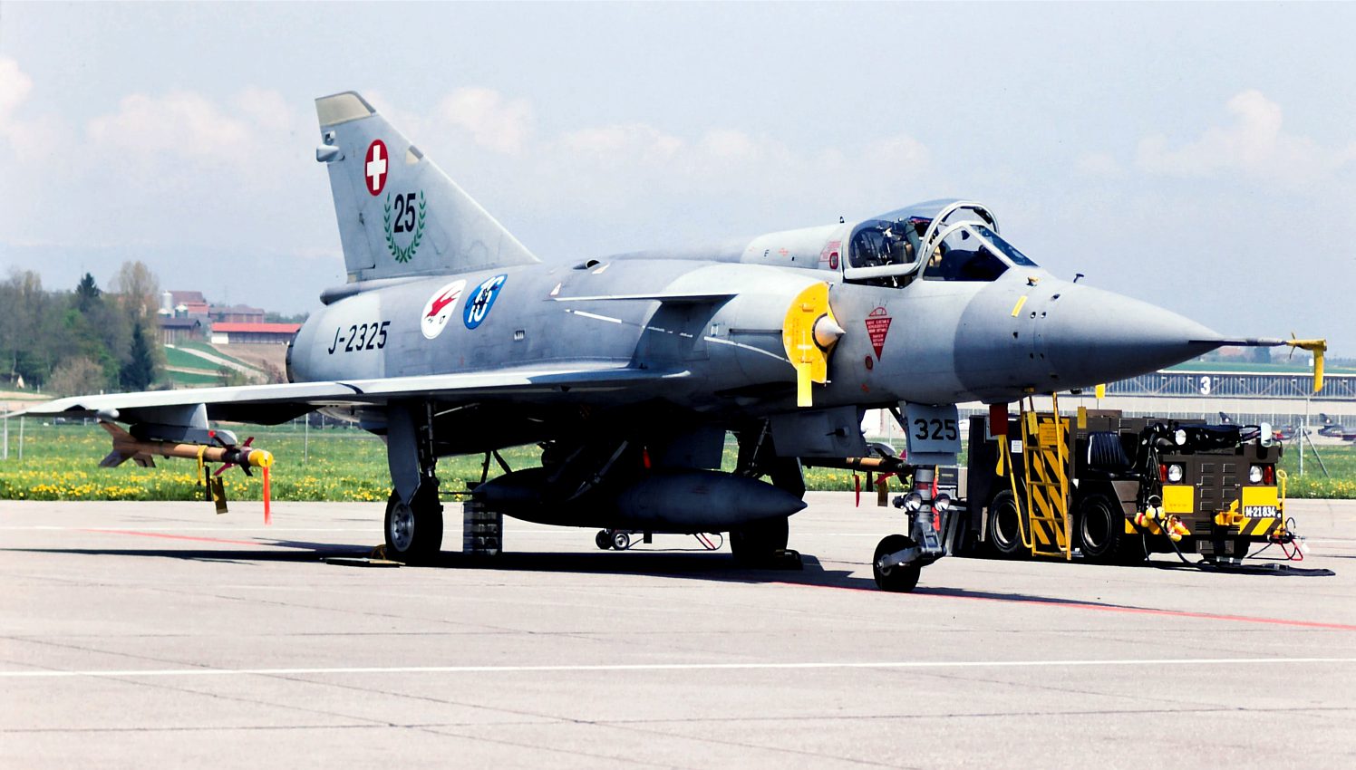 I 25 anni di operatività del Mirage IIIS in seno allo Uberwachungsgeschwader vennero celebrati nel 1994 con la livrea speciale applicata allo J-3225. Il velivolo venne presentato durante il tradizionale Family Day di Aprile, a Payerne. Mirage IIIS J-2329 s/c