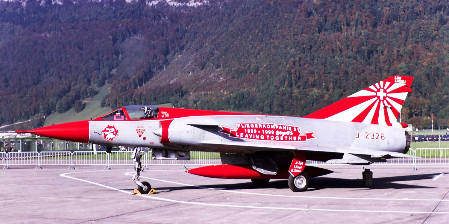 La cellula J-2326, già radiata nell'Ottobre 1999, ricevette questa sgargiante colorazione per salutare il decommissionamento della Compagnia d'Aviazione 21. Mirage IIIS J-2326 s/c