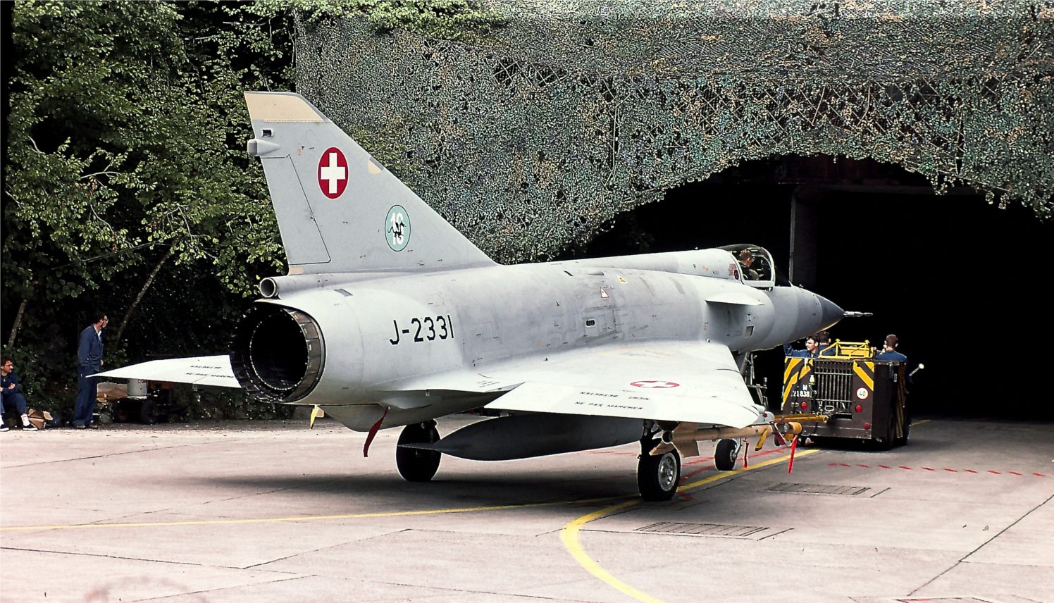 Lo J-2331 viene trainato all'interno dell'hangar in caverna a Buochs, al rientro dalla missione di volo. Mirage IIIS J-2331