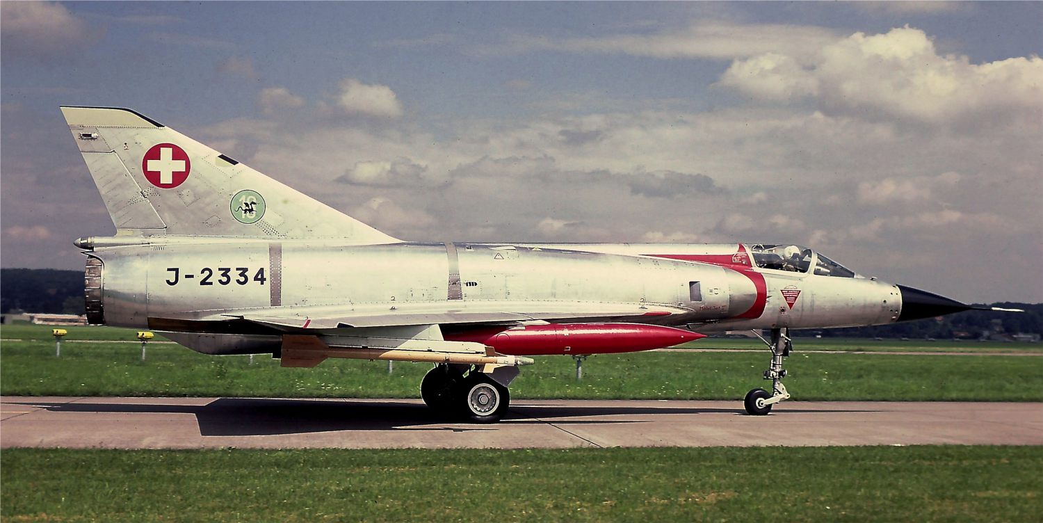 Un Mirage IIIS in rullaggio sulla taxyway di Dubendorf in occasione dei Campionati delle Truppe d'Aviazione dell'Agosto 1984. I serbatoi ausiliari di colore rosso vennero utilizzati saltuariamente per aumentare la visibilità del velivolo in volo. Mirage IIIS J-2334