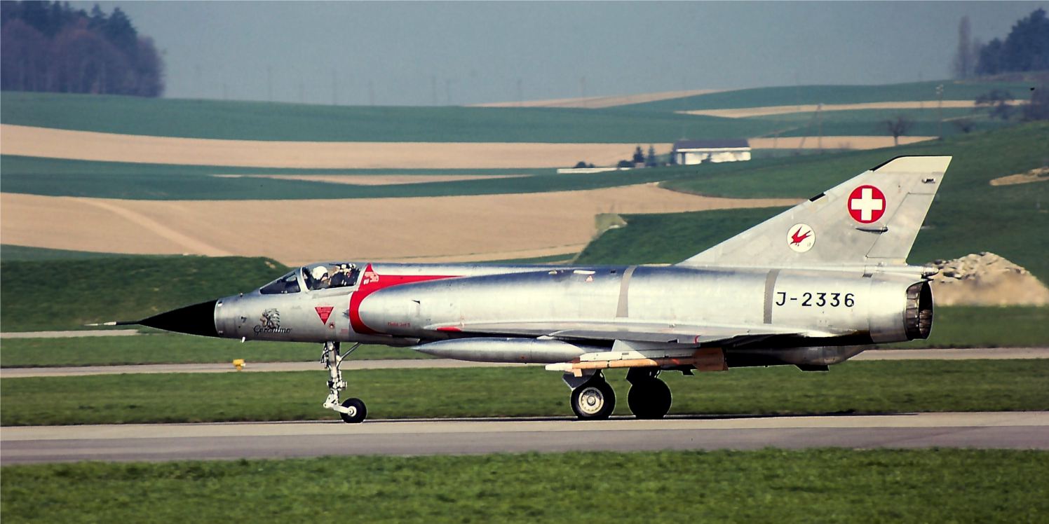 La cellula J-2336 fu l'ultima della serie dei monoposto ad entrare in servizio con la Flugwaffe; nel rispetto della tradizione svizzera, ricevette il nomignolo di 'Geronimo' Mirage IIIS J-2336