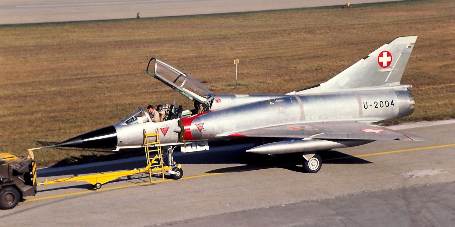 Il Mirage IIIB U-2004 nell'originale livrea metallica ripreso sulla base di Sion alla fine degli anni '70 Mirage IIIB U-2004