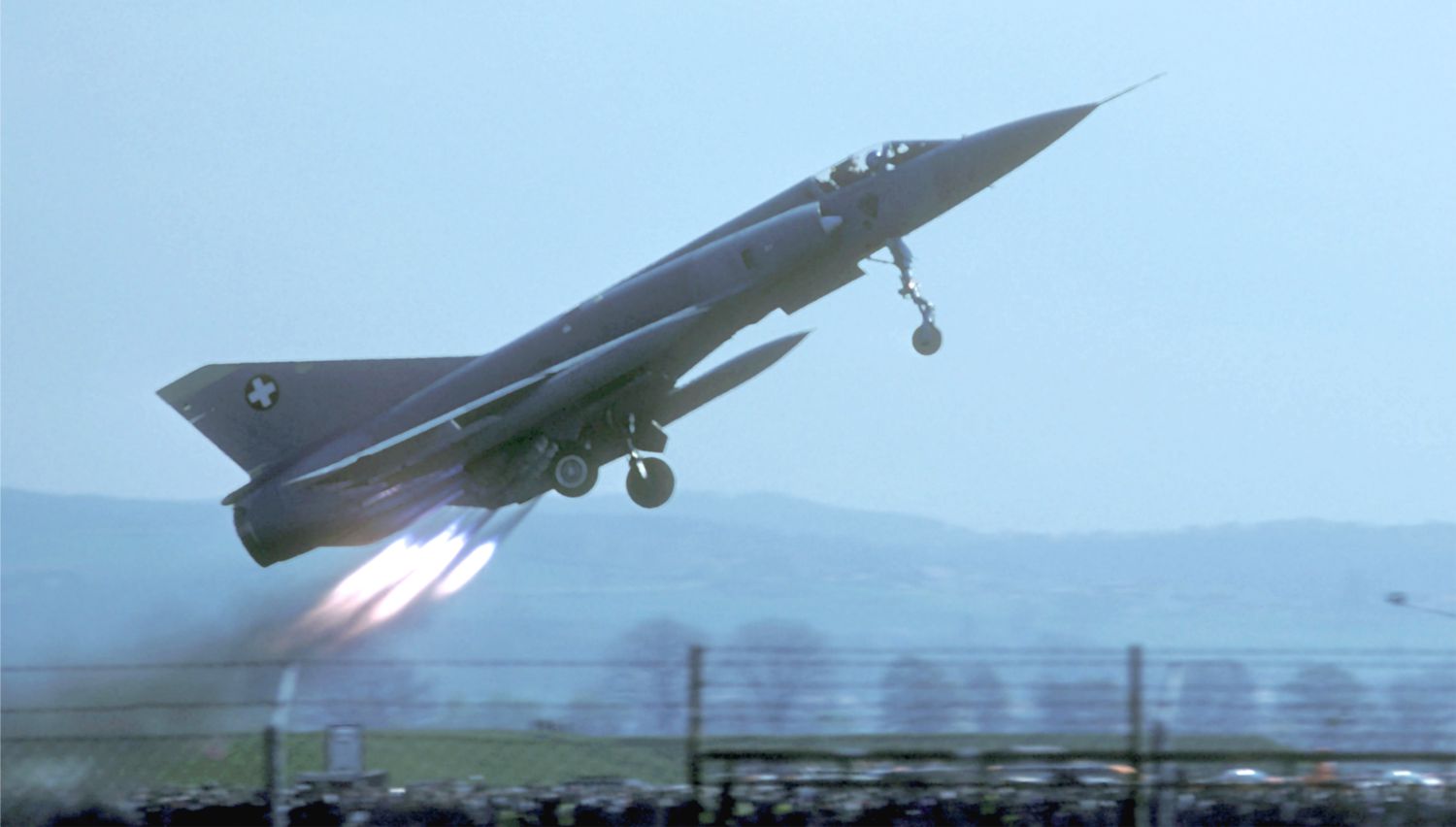 Il decollo assistito da razzi JATO costituiva sicuramente la performance più spettacolare che veniva eseguita con i Mirage svizzeri durante le dimostrazioni pubbliche. (Ph. Paolo Rollino) Decollo JATO Mirage IIIS