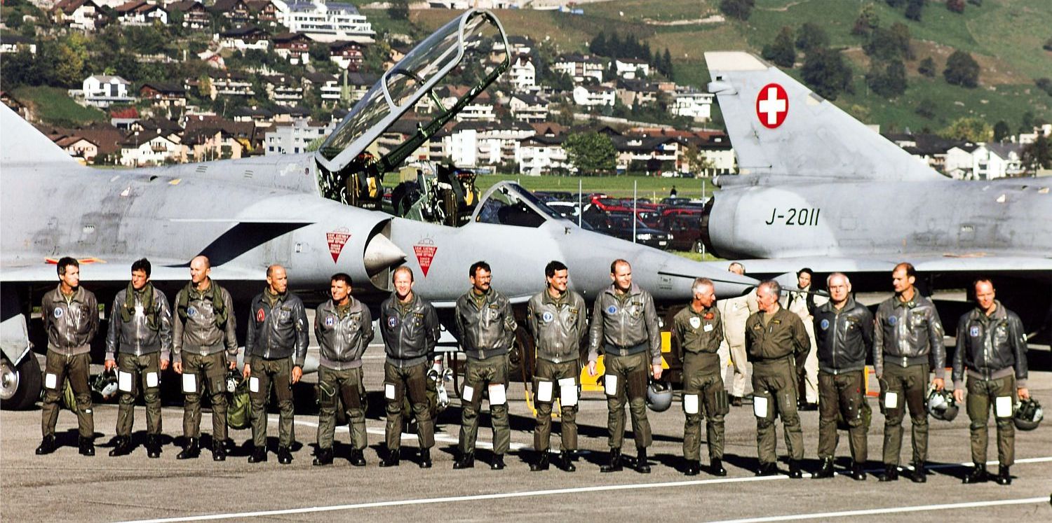 L'addio ufficiale al Mirage IIIS venne salutato da una mass-formation alla quale parteciparono 12 velivoli. Nella foto, gli equipaggi che presero parte alla formazione a cui partecipò anche il comandante in capo delle Truppe d'Aviazione, il Comandante di Corpo Fernad Carrel, già pilota di Mirage IIIS dal 1967 al 1988. Gli equipaggi della formazione d'addio.