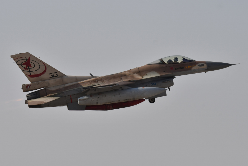 Un F-16C-30-CF Barak dell'Aeronautica Militare Israeliana al decollo 