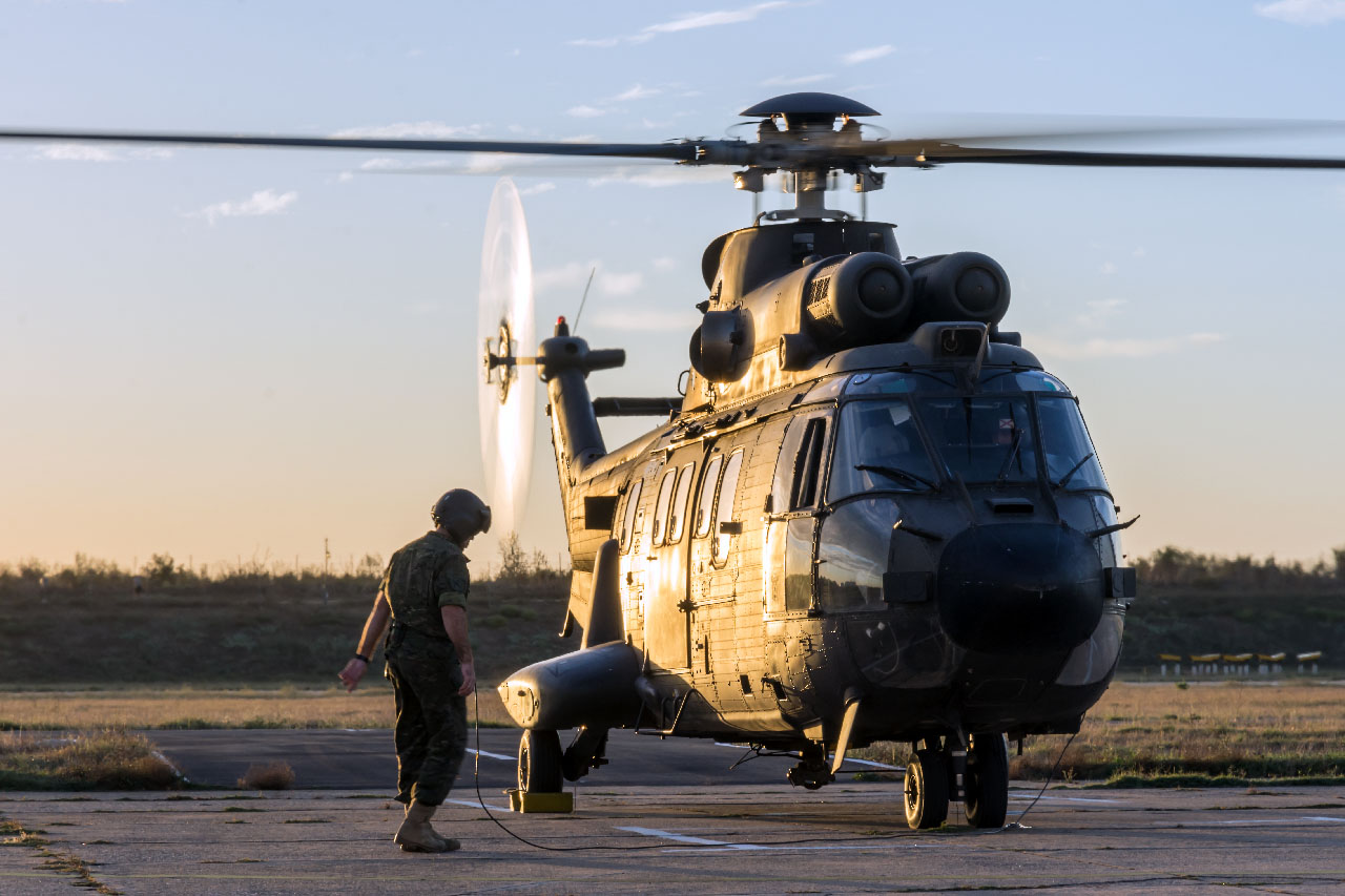 Un elicottero AS.532UL ET-665/HU.21L-65 del BHELMA IV pronto a partire per una missione all'alba/ph. Paolo Rollino Un elicottero AS.532UL ET-665/HU.21L-65 del BHELMA IV pronto a partire per una missione all'alba