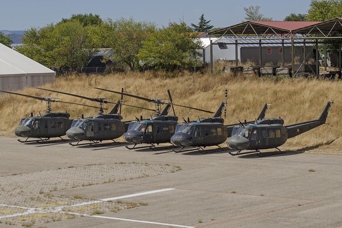 Alcuni degli ultimi UH-1H accantonati sulla base di Colmenar Viejo/ph. Paolo Rollino Alcuni degli ultimi UH-1H accantonati sulla base di Colmenar Viejo