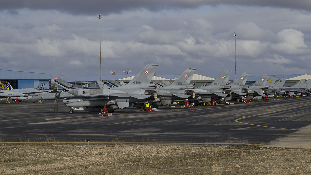 Linea di volo degli F-16 Polacchi e Belgi/ph. Paolo Rollino