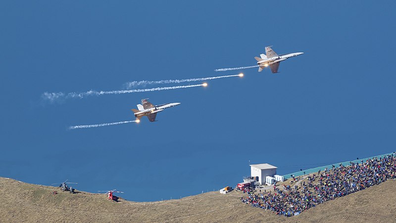 Due F/A-18C rilasciano i flares durante un passaggio basso/ph. Alberto Celsan Due F/A-18C rilasciano i flares durante un passaggio basso