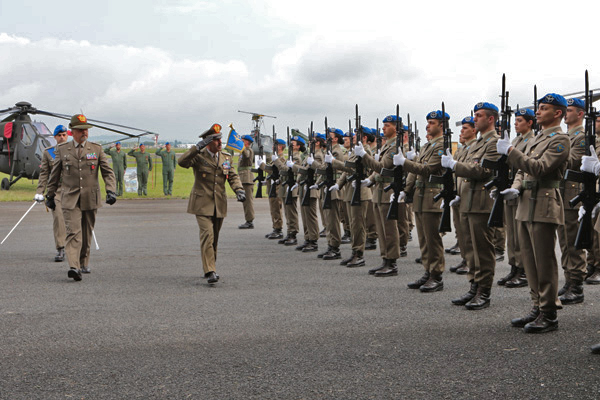 Il Capo di Stato Maggiore dell'Esercito Generale di Corpo d'Armata Salvatore FARINA riceve gli onori del picchetto dell'AVES