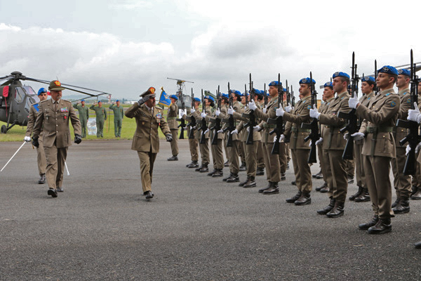 Il Capo di Stato Maggiore dell'Esercito Generale di Corpo d'Armata Salvatore FARINA riceve gli onori del picchetto dell'AVES Il Capo di Stato Maggiore dell'Esercito Generale di Corpo d'Armata Salvatore FARINA riceve gli onori del picchetto dell'AVES
