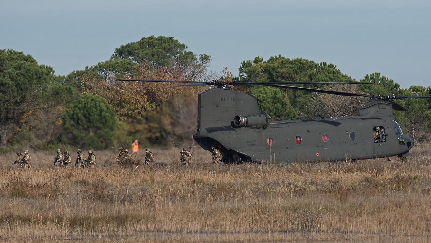 Un piccolo plotone sbarca dalla rampa posteriore di un CH-47F