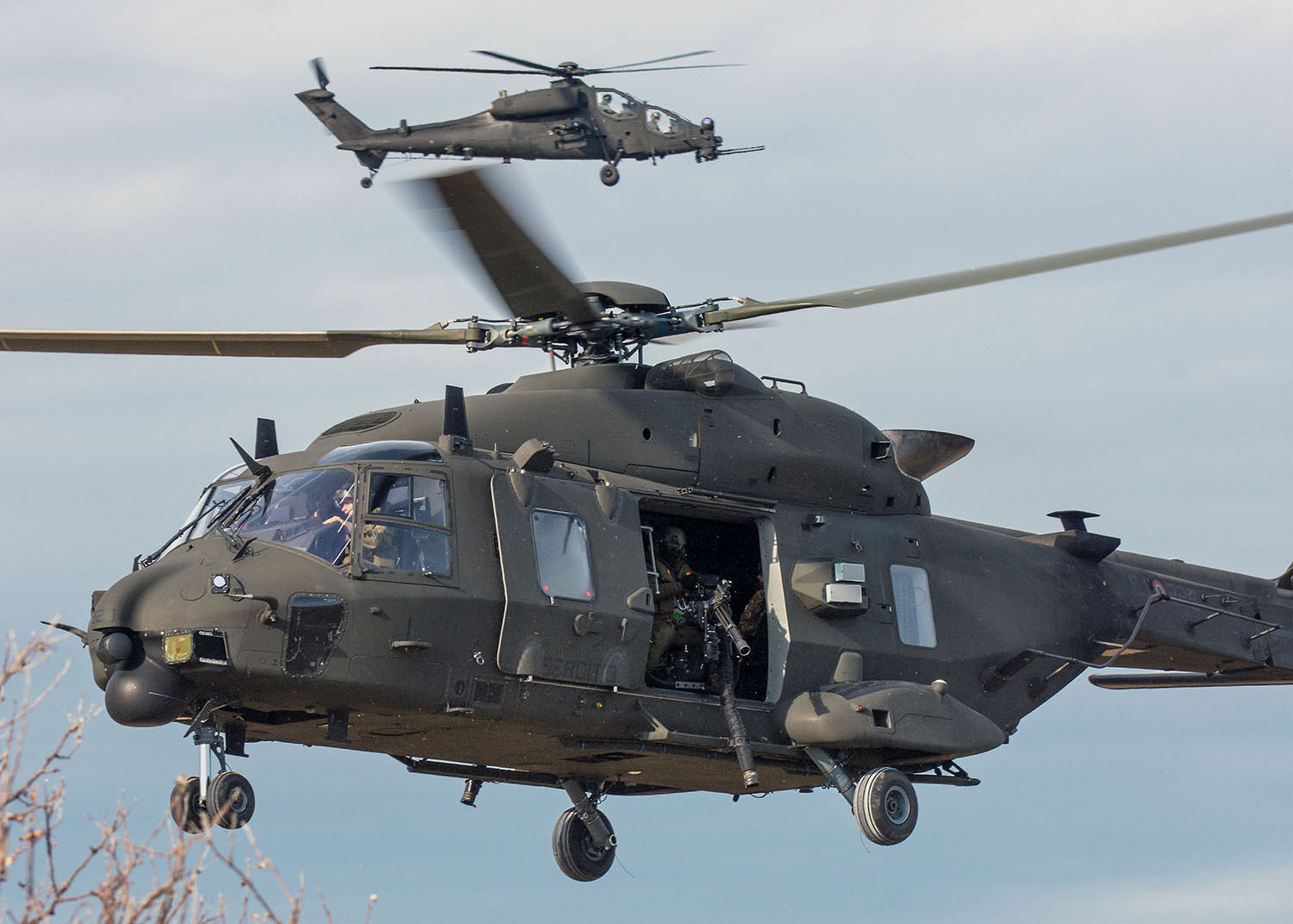 Un UH-90A si appresta ad atterrare protetto da un AH-129D