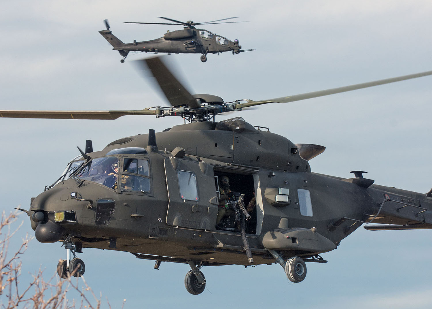 Un UH-90A si appresta ad atterrare protetto da un AH-129D/ph. Paolo Rollino Un UH-90A si appresta ad atterrare protetto da un AH-129D