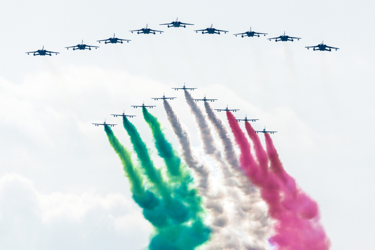Passaggio in formazione di 9 Tornado con la PAN/ph. Paolo Rollino Passaggio in formazione di 9 Tornado con la PAN