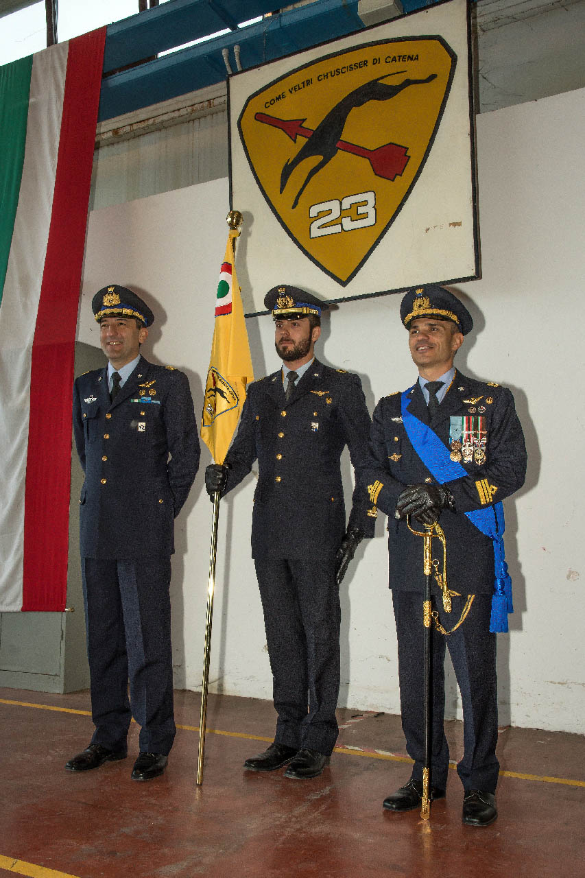 A sinistra il Col. Mauro Gnutti, ultimo Comandante del 23° Gruppo, e a destra il nuovo Comandante, il T.Col. Cristian Di Matteo/ph. Paolo Rollino A sinistra il Col. Mauro Gnutti, ultimo Comandante del 23° Gruppo, e a destra il nuovo Comandante, il T.Col. Cristian Di Matteo