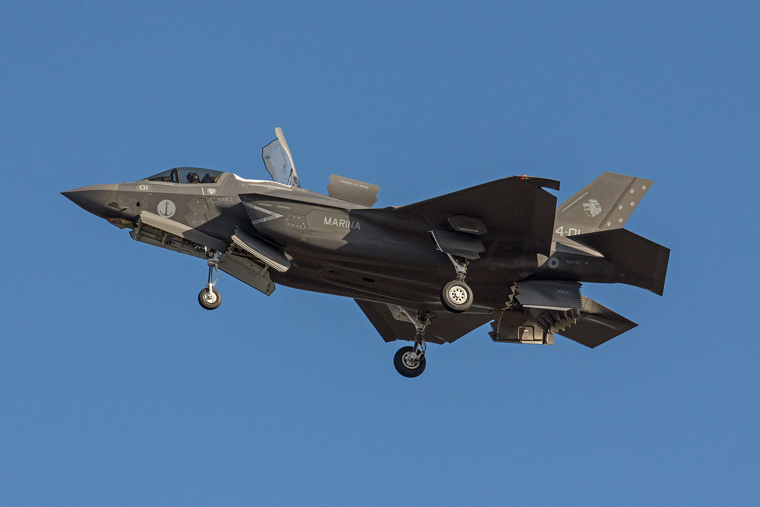 L'F-35B MM7451/4-01 in fase di atterraggio corto, con l'impianto propulsore rivolto verso il basso