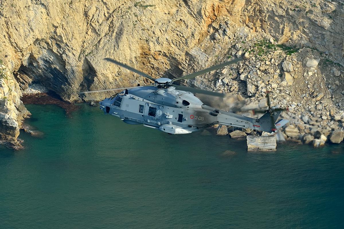 Un SH-90A del GrupElicot 5 lungo le coste della Liguria/ph. Paolo Rollino Un SH-90A del GrupElicot 5 lungo le coste della Liguria/ph. Paolo Rollin