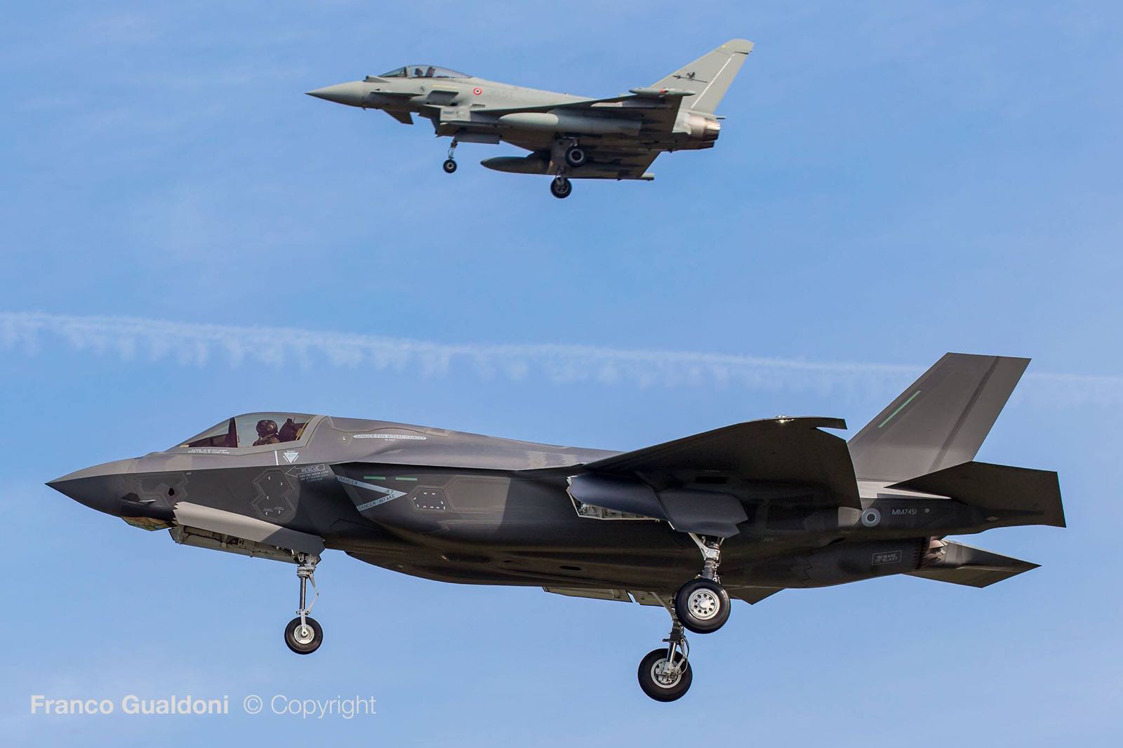Il primo F-35B in atterraggio a Cameri al rientro dal suo primo volo/ph. Franco Gualdoni Il primo F-35B in atterraggio a Cameri al rientro dal suo primo volo/ph. Franco Gualdoni