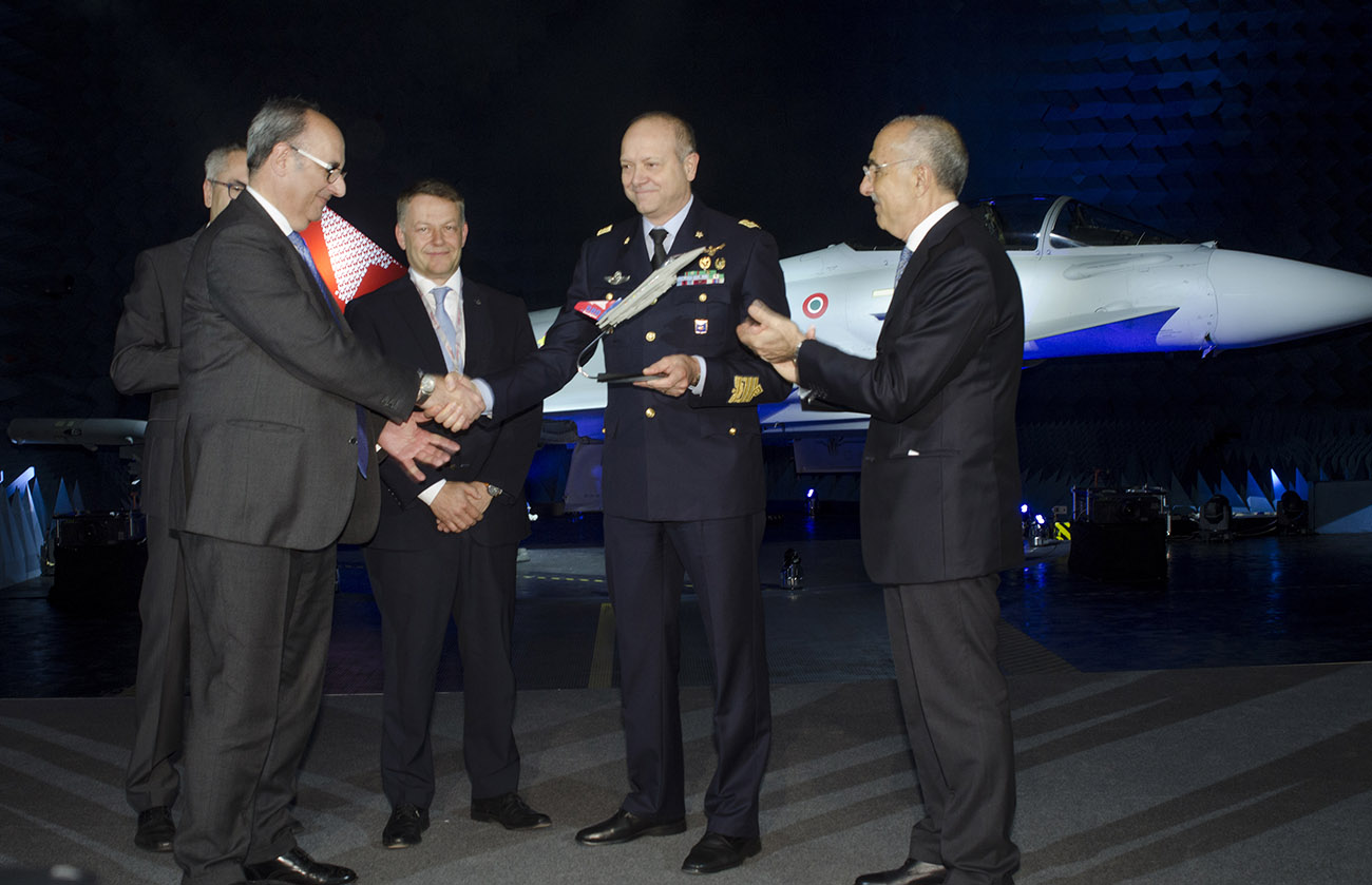Il Gen.S.A. Gabriele Salvestroni riceve simboolicamente il modellino del 500.mo Eurofighter/ph. Mauro Finati Il Gen.S.A. Gabriele Salvestroni riceve simboolicamente il modellino del 500.mo Eurofighter/ph. Mauro Finati