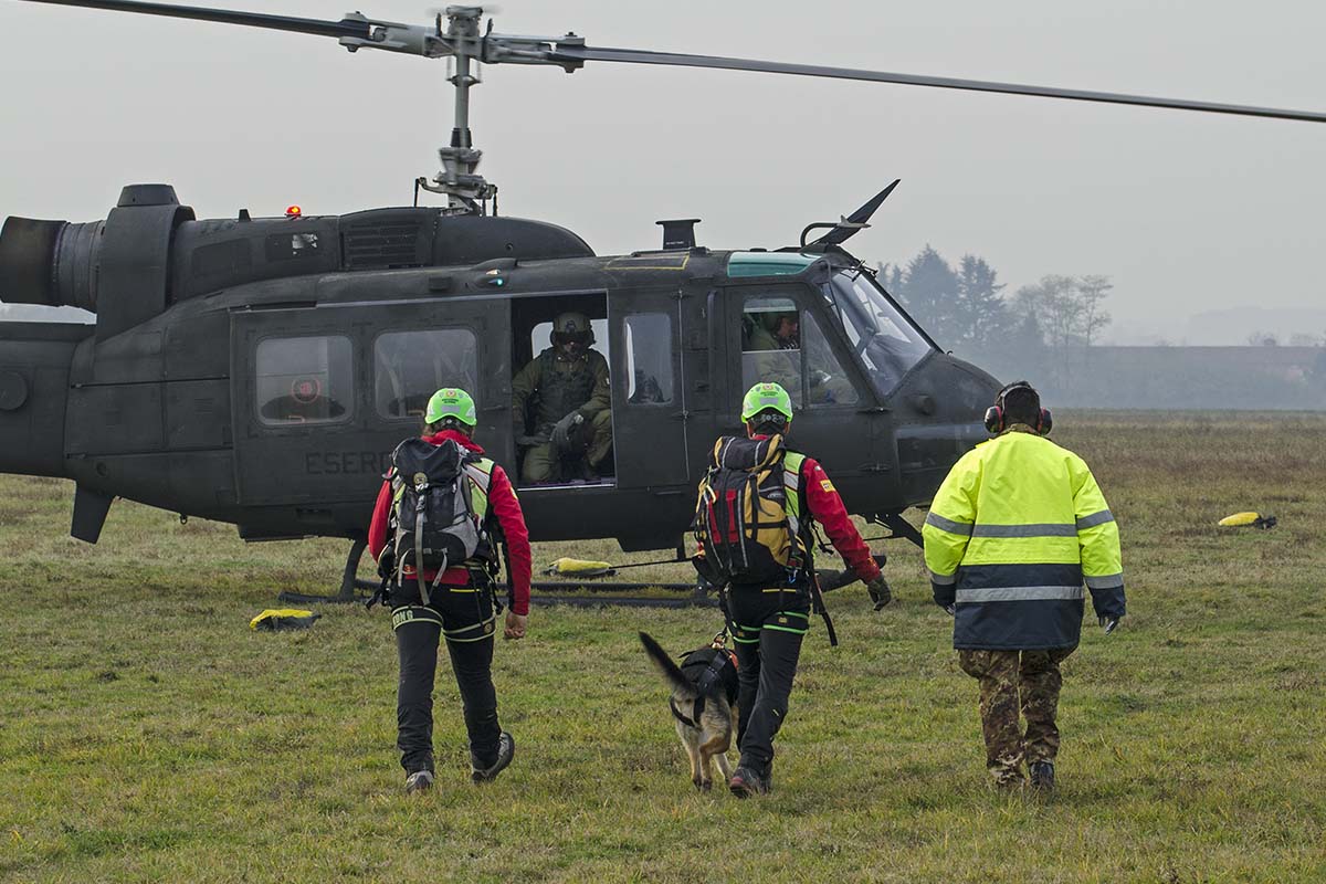 L'AB-205 del 34° Gruppo Squadroni AVES Toro mentre imbarca una squadra di soccorso/ph. Mauro Finati L'AB-205 del 34° Gruppo Squadroni AVES Toro mentre imbarca una squadra di soccorso/ph. Mauro Finati