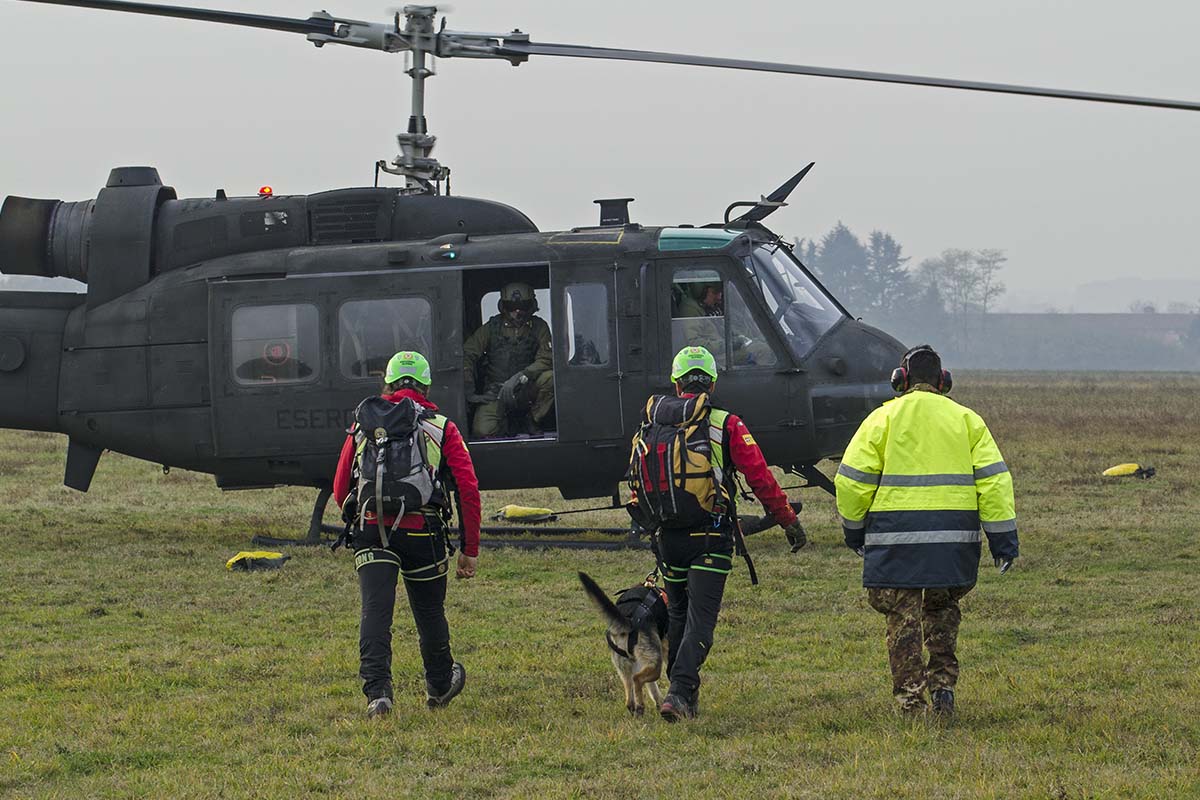 L'AB-205 del 34 Gruppo Squadroni AVES Toro mentre imbarca una squadra di soccorso/ph. Mauro Finati