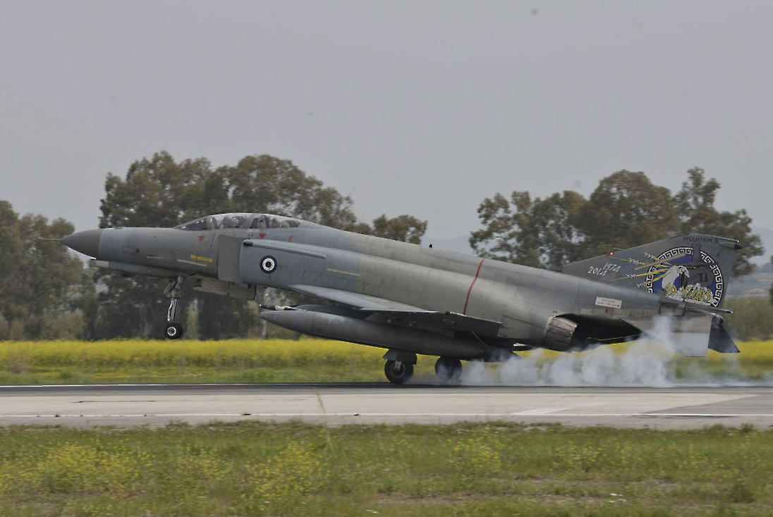 Un F-4E della Forza Aerea Ellenica rientra ad Andravida al termine di una missione/ph. Mauro Finati Un F-4E della Forza Aerea Ellenica rientra ad Andravida al termine di una missione/ph. Mauro Finati