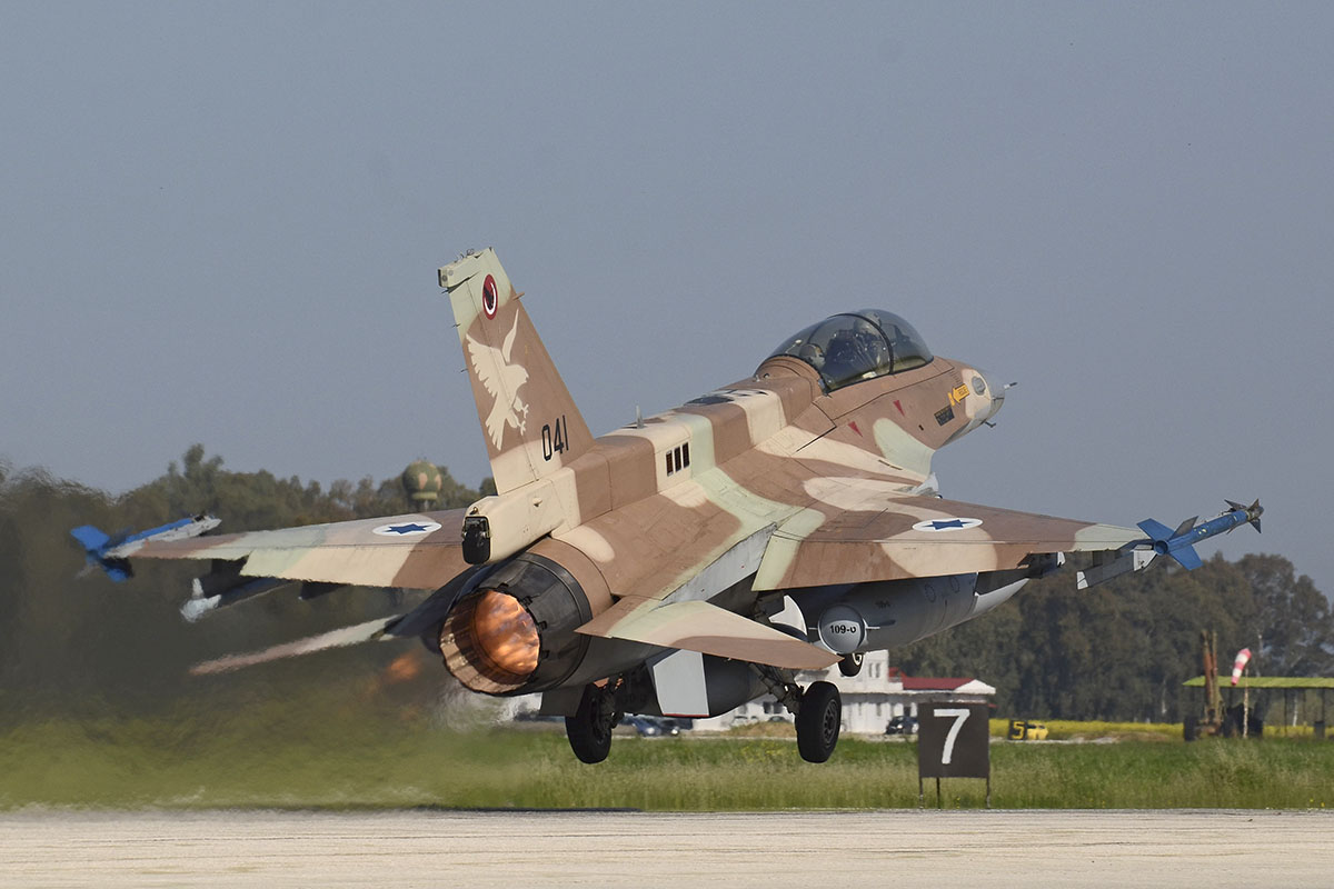 Un F-16D-30-CF del 109° Squadron si stacca dalla pista di Andravida/ph. Paolo Rollino Un F-16D-30-CF del 109° Squadron si stacca dalla pista di Andravida/ph. Paolo Rollino