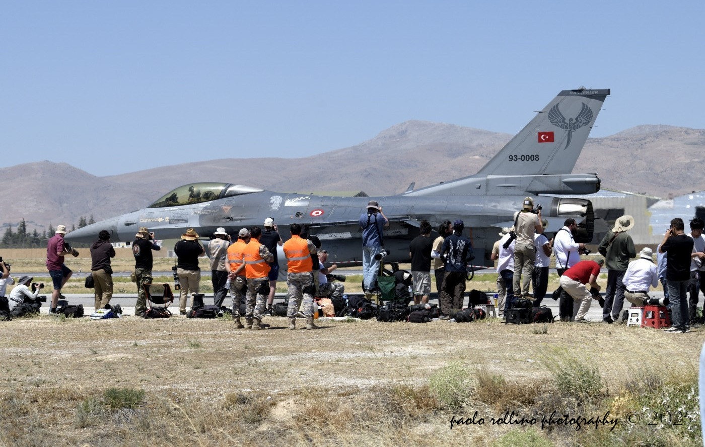 Un F-16C 'Aggressor' di Konya passa davanti agli spotter/ph. Paolo Rollino