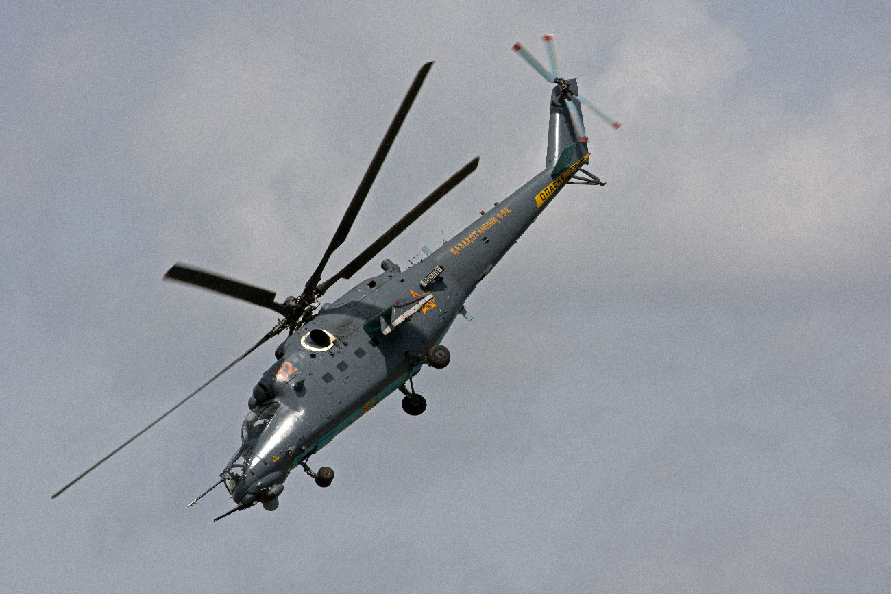 Il Mi-35 delle Forze Aeree di Difesa del Kazakistan durante la dimostrazione di volo/ph. Paolo Rollino